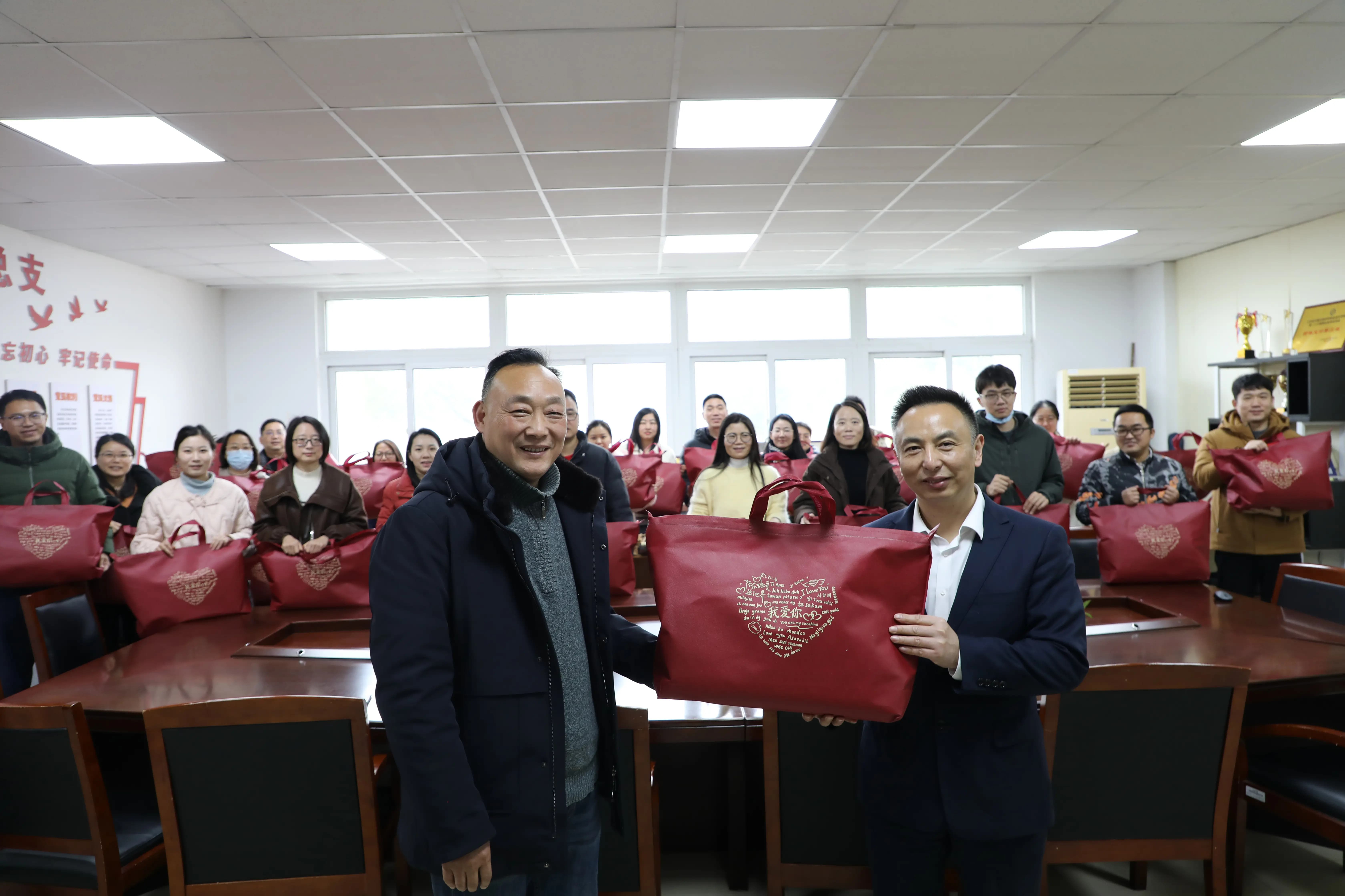 校领导走访慰问教职工